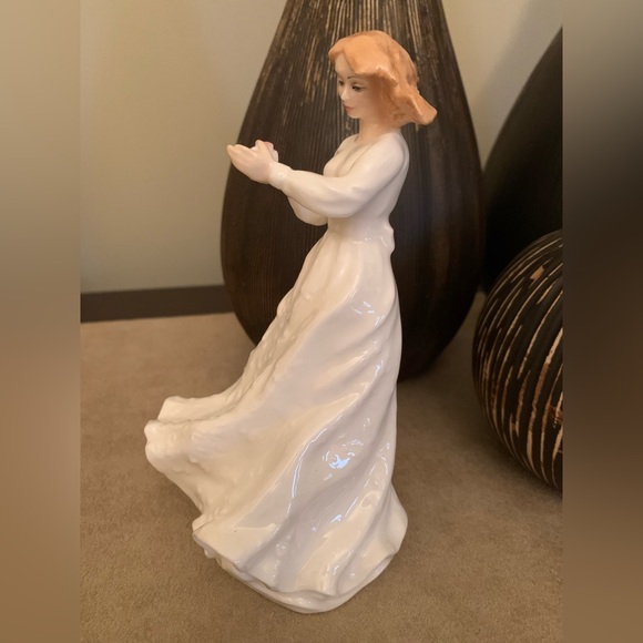 Royal Doulton “Thank You” lady figurine 1991 First Year of Issue - Bone China 6” - Picture 2 of 6